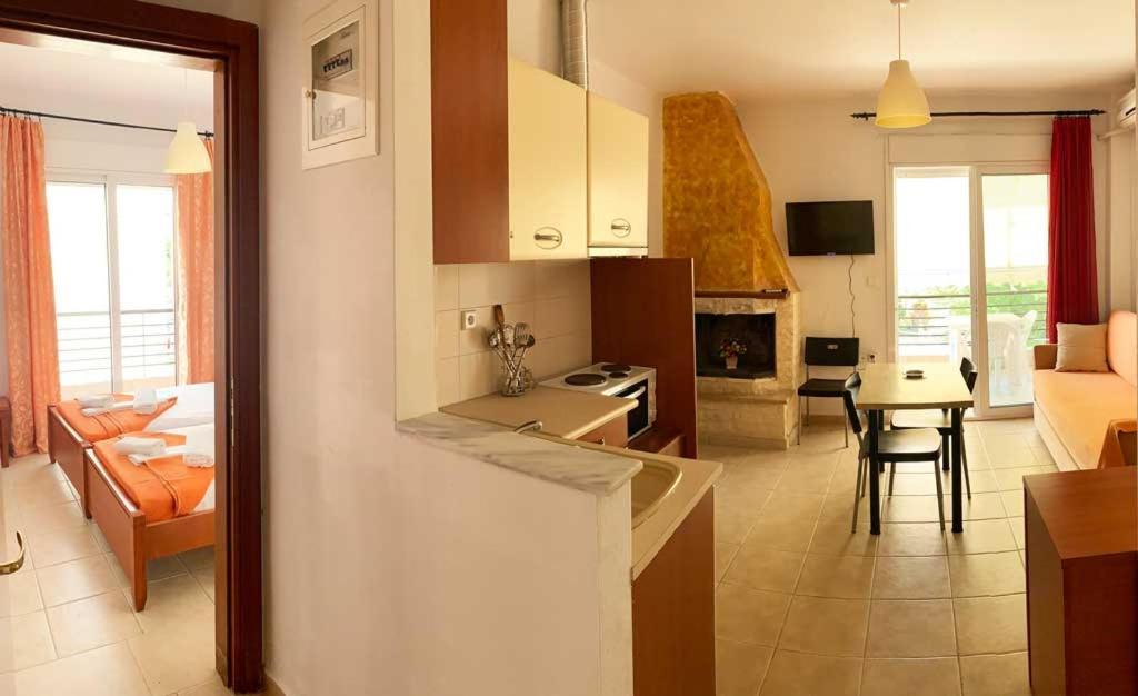 Helena's Apartments - Nikiti Buitenkant foto